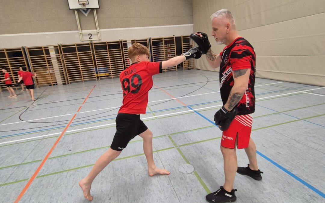 Kickboxen: Fußballer arbeiten mit Händen und Füßen